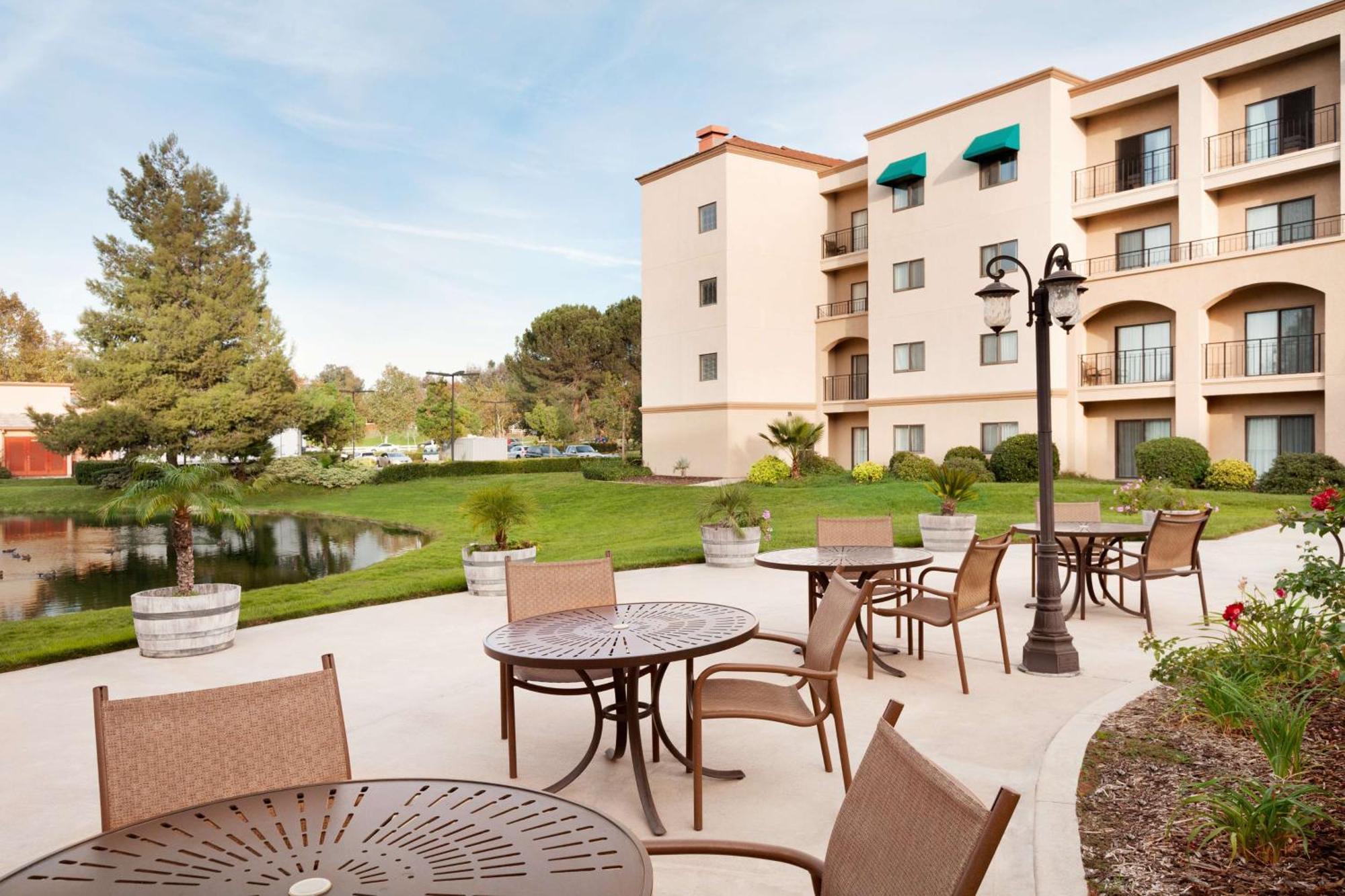 Embassy Suites By Hilton Temecula Valley Wine Country Exterior foto